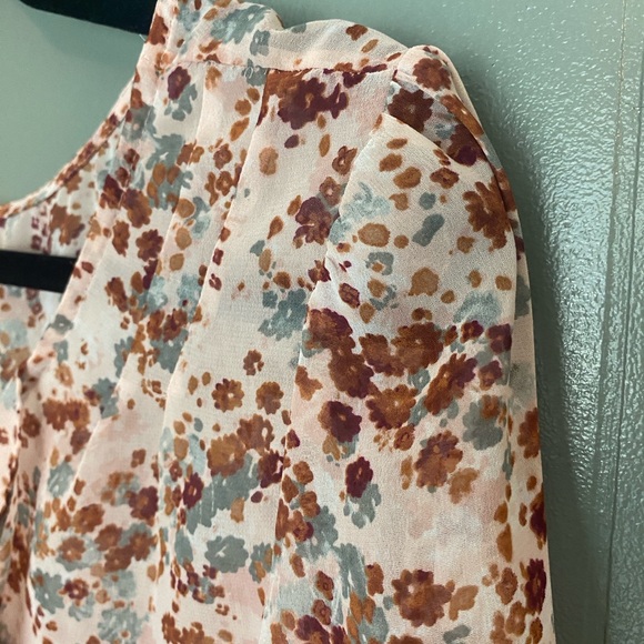 Elle - Sheer Floral Blouse - Medium - Picture 4 of 8